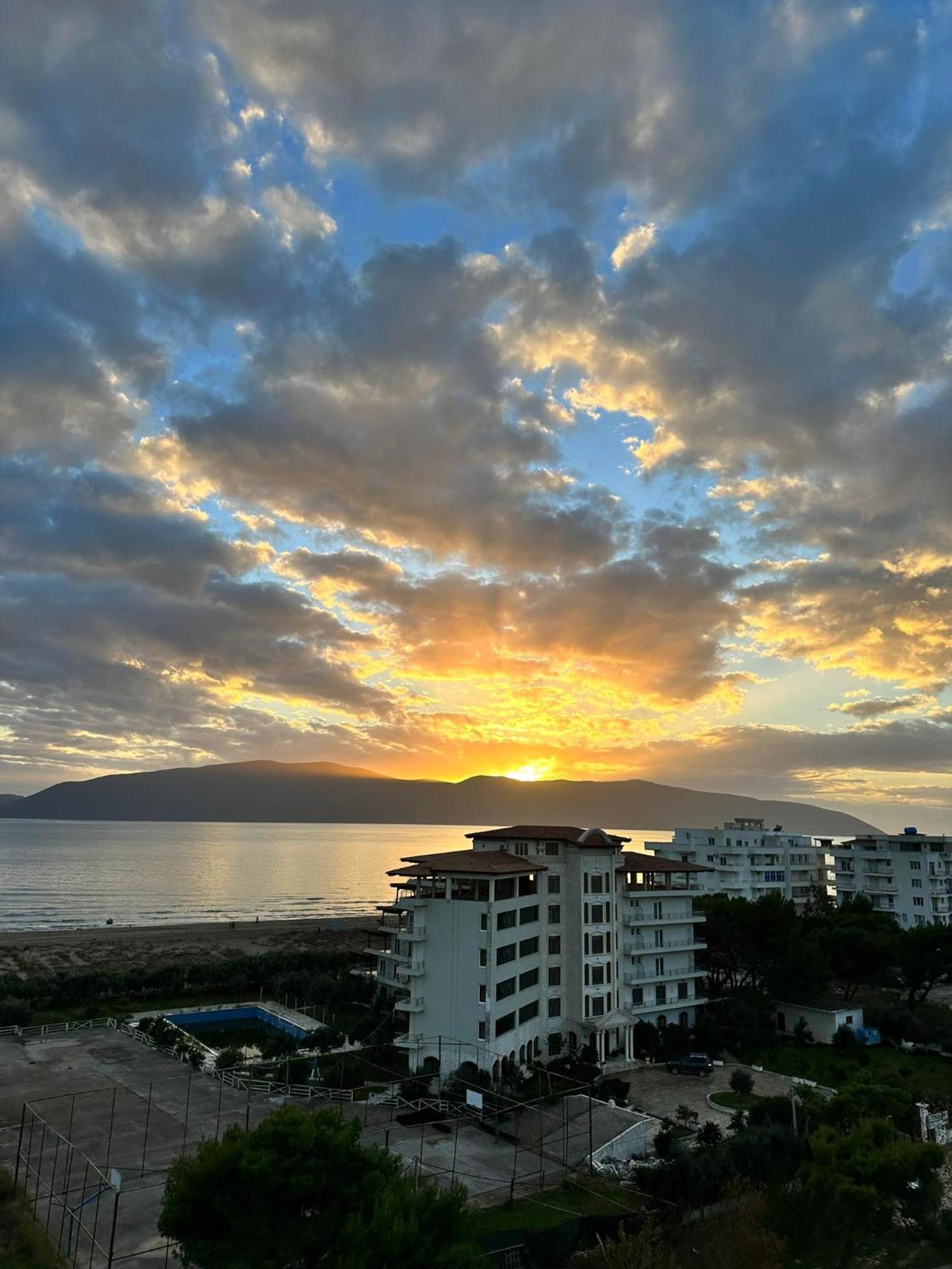 Sea View Apartment Luxury Vlorë Eksteriør bilde