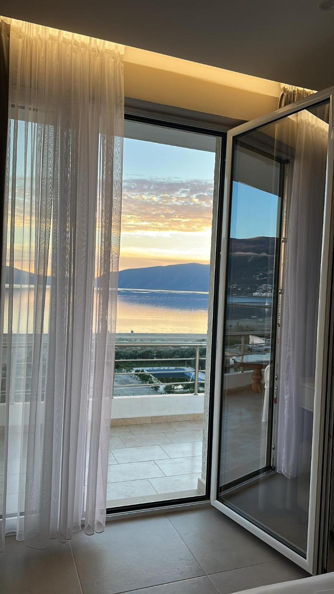 Sea View Apartment Luxury Vlorë Eksteriør bilde